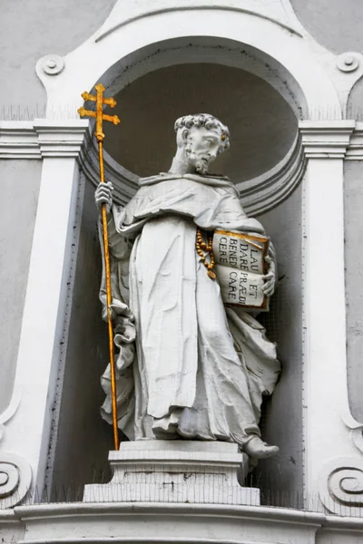 Estatua en el nicho exterior de San Miguel — Foto de Stock