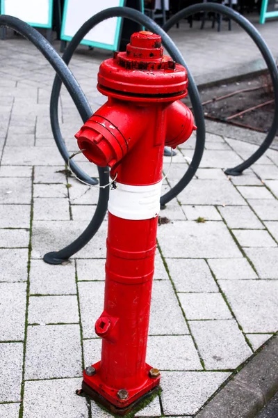 Hidrante de fogo vermelho na rua — Fotografia de Stock