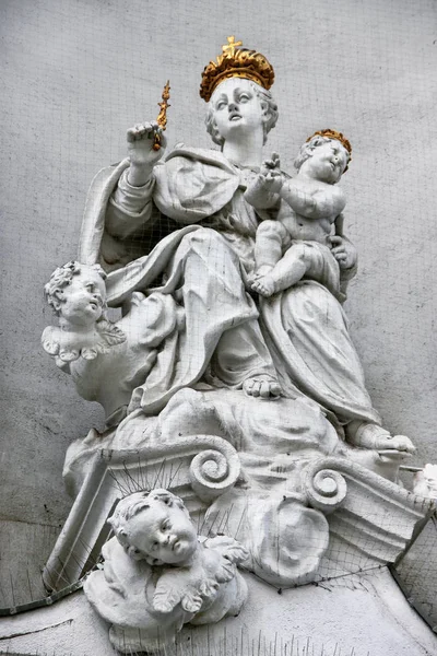 A estátua da Virgem e do Menino Cristo no nicho exterior — Fotografia de Stock