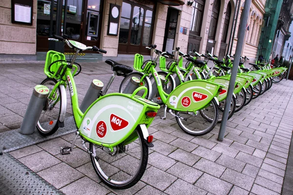 Budapest servicio de alquiler de bicicletas y bicicletas en la calle Budapest —  Fotos de Stock