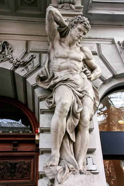 Estatua de Atlas en la calle Andrassy — Foto de Stock