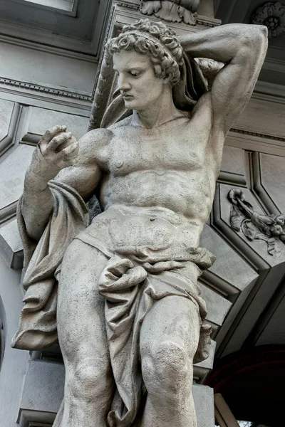 Estatua de Atlas en la calle Andrassy — Foto de Stock