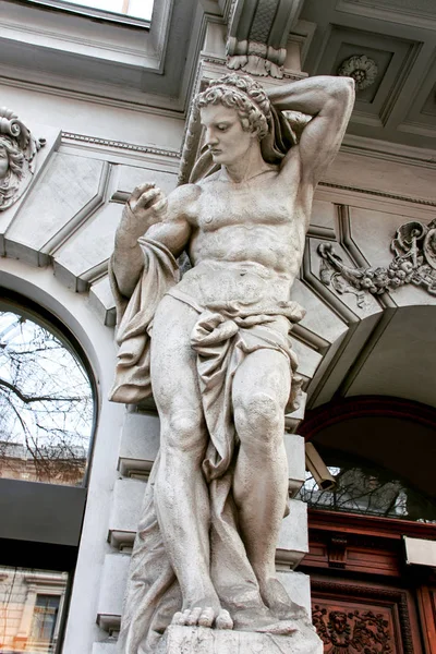 Άγαλμα του άτλαντα στην οδό Andrassy — Φωτογραφία Αρχείου