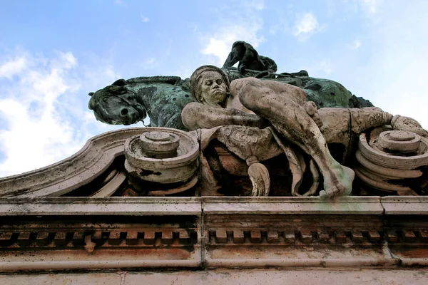 Λεπτομέρεια γλυπτών στην Βουδαπέστη με φόντο ουρανό — Φωτογραφία Αρχείου