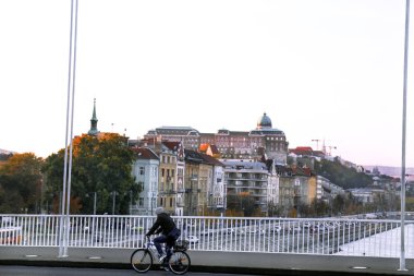 Bisikletçi köprüden ve arka planda bir bisiklet sürmek