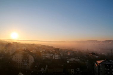 Ufukta kış sabahı sis ve güneşin güzel görünümü