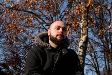 Parkta oturan ve düşünme genç adam