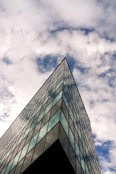 Hög moderna glas byggnad i centrum med många fönster — Stockfoto