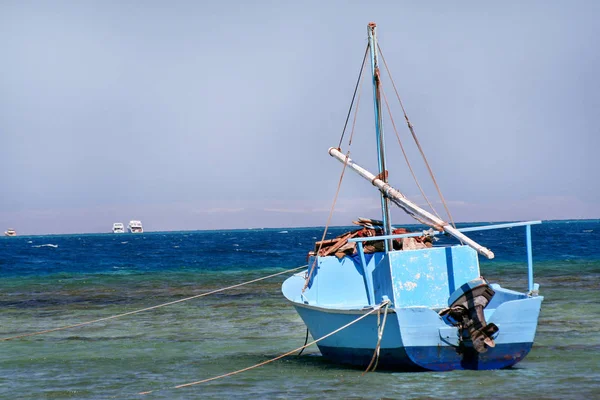 Oude blauwe vissersboot in Egypte — Stockfoto