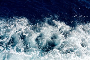 Mavi deniz dalgalar deniz köpüğü bir sürü