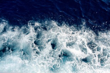 Mavi deniz dalgalar deniz köpüğü bir sürü