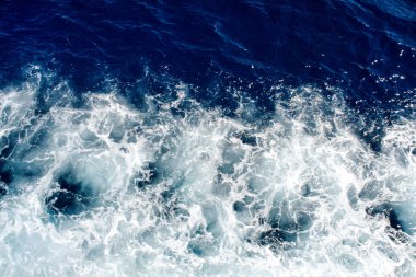 Mavi deniz dalgalar deniz köpüğü bir sürü