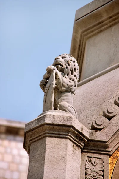 La estatua de un león u Dubrovnik . — Foto de Stock