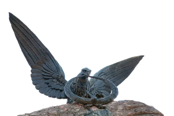 Estatua de águila llevando un círculo en su pico — Foto de Stock