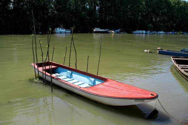 Рыбалка маленькая лодка на реке — стоковое фото