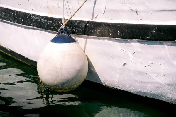 Bóias e cordas de ancoragem no barco de pesca, close-up — Fotografia de Stock