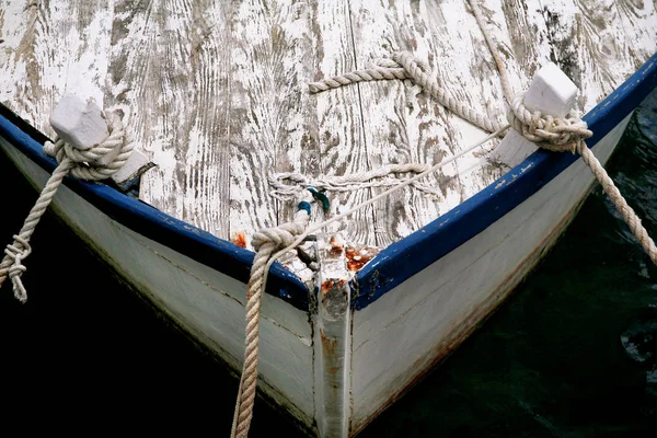 Лук рыбацкой лодки с веревкой — стоковое фото