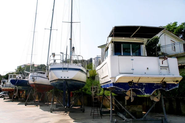 Rybářské čluny a plachetnice na údržbu v přístavu — Stock fotografie