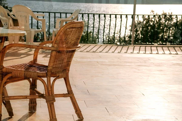 Chaises en bois sur le balcon avec vue sur la mer — Photo