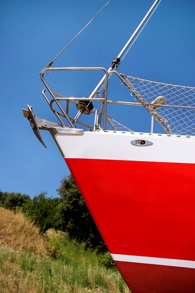 Bow of red and white sailboat, close up — Stock Photo, Image