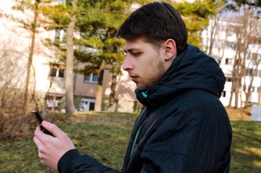 Adam parkta kullanarak bir akıllı telefon ile