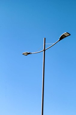 Mavi gökyüzü arka plan ile sokak ışık kutup