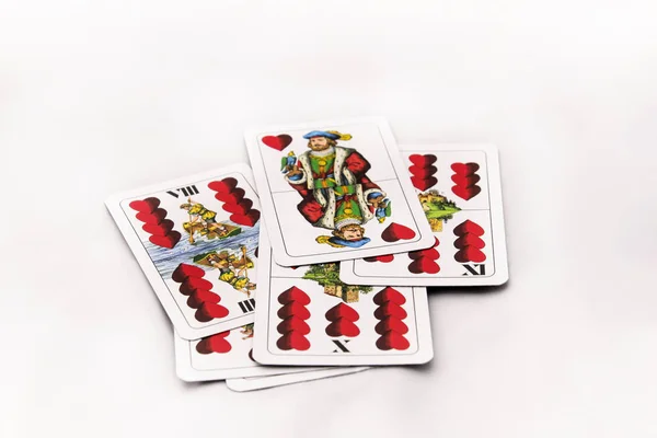 Jugar a las cartas sobre un fondo blanco, de cerca — Foto de Stock