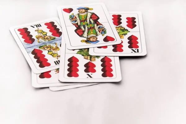 Jugar a las cartas sobre un fondo blanco, de cerca — Foto de Stock