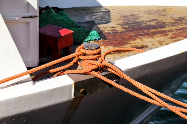 Small gray cleat with brown rope for boats — Stock Photo, Image