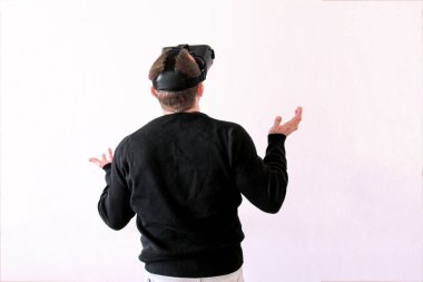 Beyaz arka plan üzerinde sanal bir gözlük kullanan adam