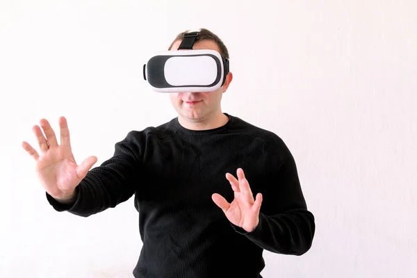 Ο άνθρωπος χρησιμοποιώντας ένα εικονικό γυαλιά σε λευκό φόντο — Φωτογραφία Αρχείου