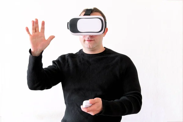Ο άνθρωπος χρησιμοποιώντας ένα εικονικό γυαλιά σε λευκό φόντο — Φωτογραφία Αρχείου