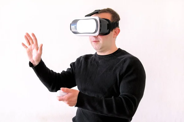 सफेद पृष्ठभूमि पर एक आभासी चश्मा का उपयोग करने वाला आदमी — स्टॉक फ़ोटो, इमेज