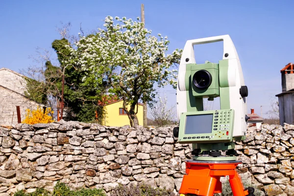 Enquête Instrument geodetisch apparaat, total-station instellen in de fiel — Stockfoto