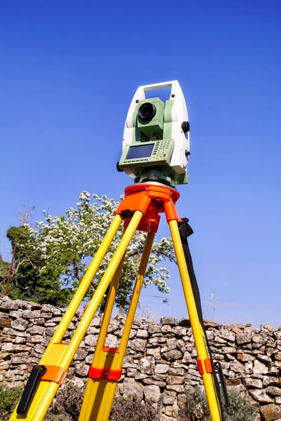 Enquête Instrument geodetisch apparaat, total-station instellen in de fiel — Stockfoto