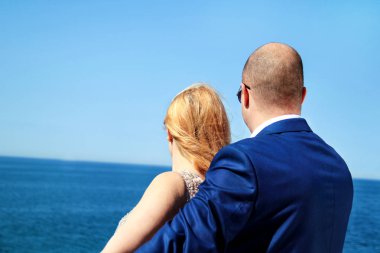 evli çift ayakta sahilde