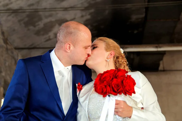 Día de la boda feliz pareja, beso y abrazo entre sí —  Fotos de Stock