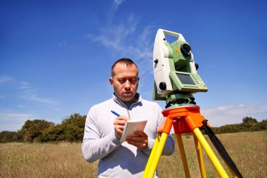 Adam surveyor ve toplam istasyonu kullanarak