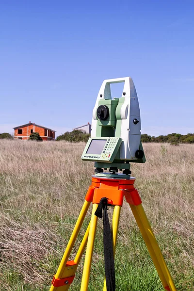 Total-station instellen in het veld — Stockfoto