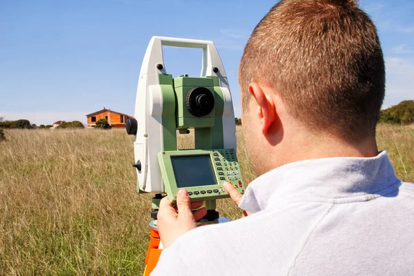 Man using of total station — Stock Photo, Image