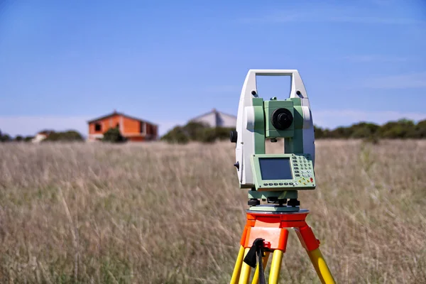 Total-station instellen in het veld — Stockfoto