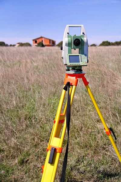 Total-station instellen in het veld — Stockfoto