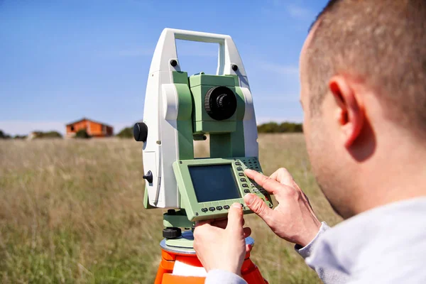 Man met behulp van total-station — Stockfoto