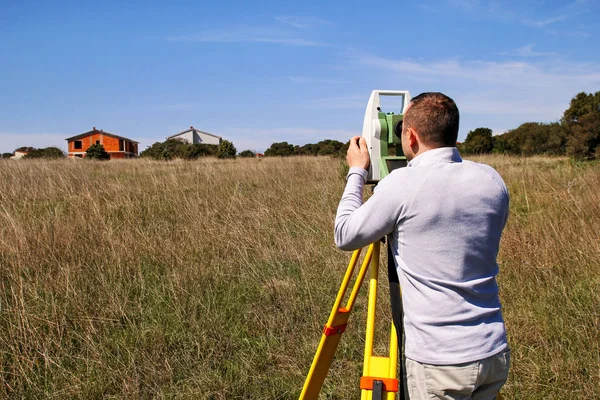 Man using of total station