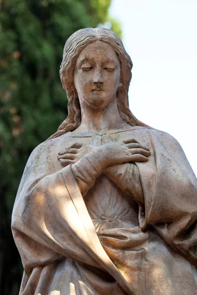 Mooie stenen beeld van vrouwen — Stockfoto