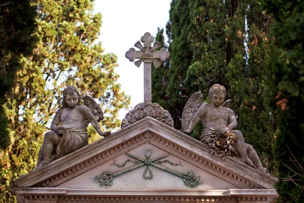 Motivos maçônicos na sepultura com crianças estátuas de anjos — Fotografia de Stock