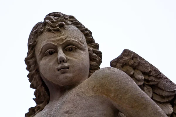 Crianças anjo estátua no cemitério da cidade isolado com backg branco — Fotografia de Stock