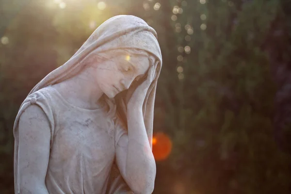 The marble monument a beautiful statue of girls in old cemetery — Stock Photo, Image