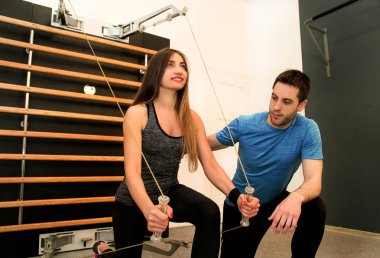 Bir jimnastik salonu kadın egzersiz