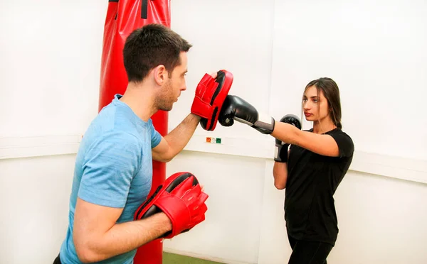 在健身房训练的女拳击手 — 图库照片